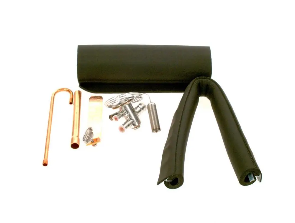Bosch Expansionsventil mit verschiedenen Komponenten, darunter Kupferrohre, eine Halterung und ein flexibles Element in einem schwarzen Etui.